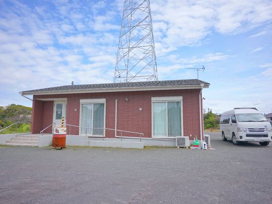 赤い壁の建物エントランス