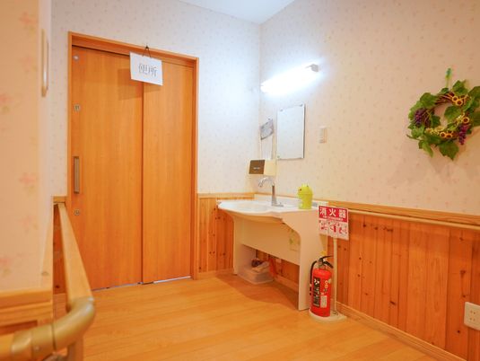 暖かみのある休憩室入口