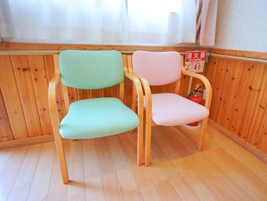 二色の椅子と消火器