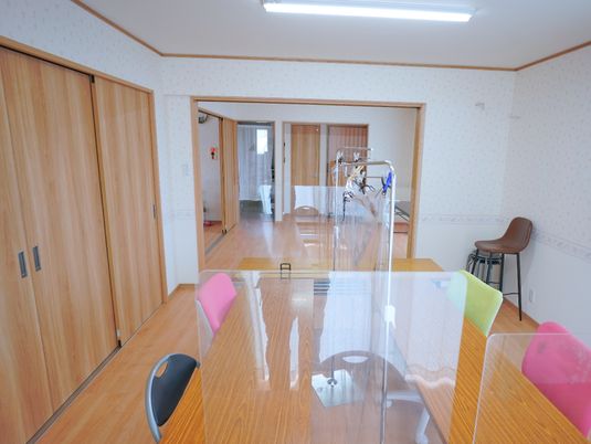 明るく広々とした居室