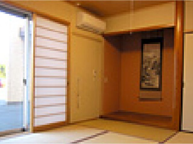 伝統的な和室 和室 自然光が差し込む明るい和室です。広々とした空間で、落ち着いたひとときを過ごせます。