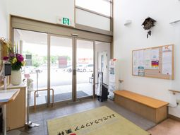 エントランスの明るい風景