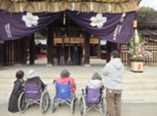 車椅子の方々の神社訪問