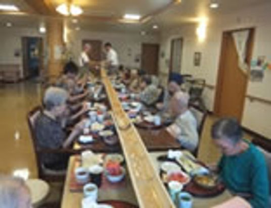 食事の時間のダイニングルーム
