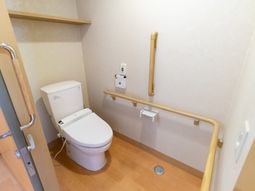バリアフリー設計のトイレ