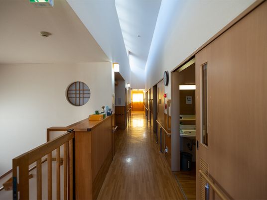 明るい木目調の廊下