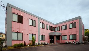 ピンク色の建物外観