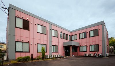 ピンク色の建物外観