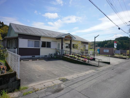 静かな施設の外観