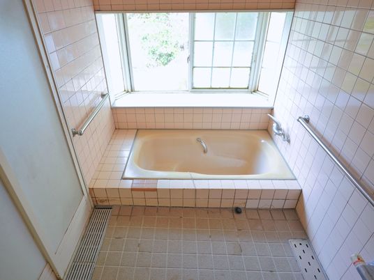 明るい窓付き浴室