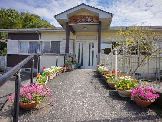 花が飾られた施設エントランス