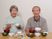 食事を楽しむ高齢者2人