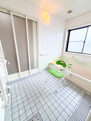 明るくて安全な浴室  