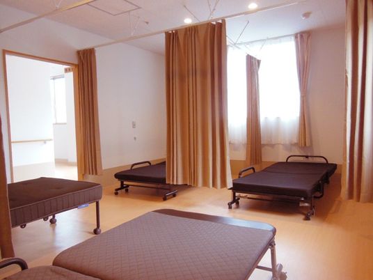 個室のベッドが並ぶ室内  
