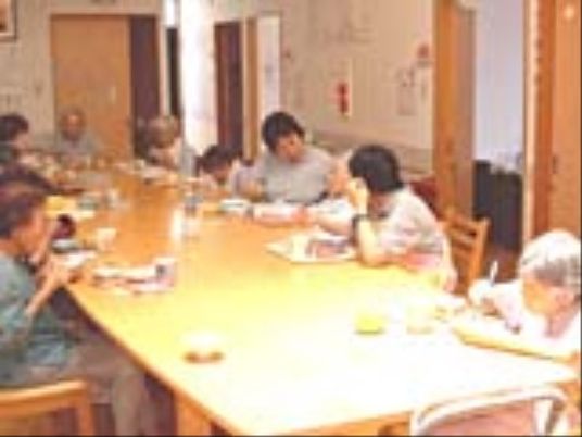 スタッフと入居者の食事風景