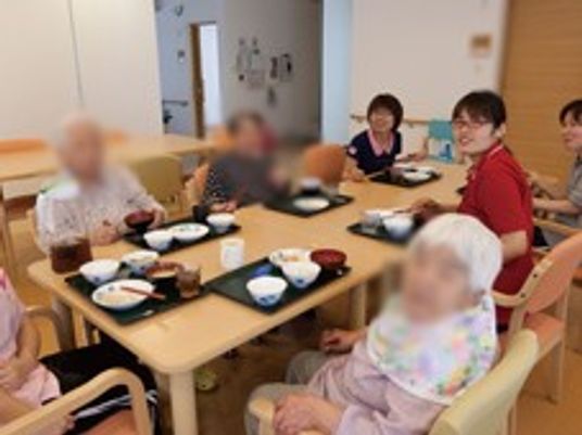 楽しげな食事風景