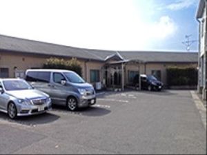 広々とした施設の駐車場