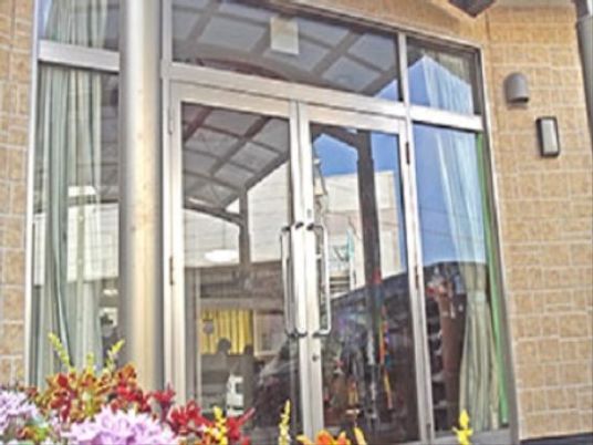 広々としたエントランスの外観