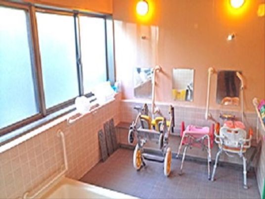 介護用設備の整った浴室