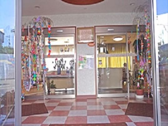 明るいエントランスの風景