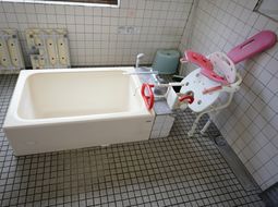 手すり付き浴槽と椅子