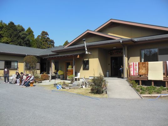 日差しの中の笑顔と会話