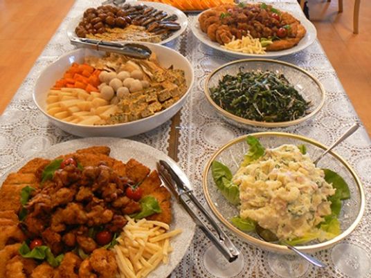 豊富な料理の食卓