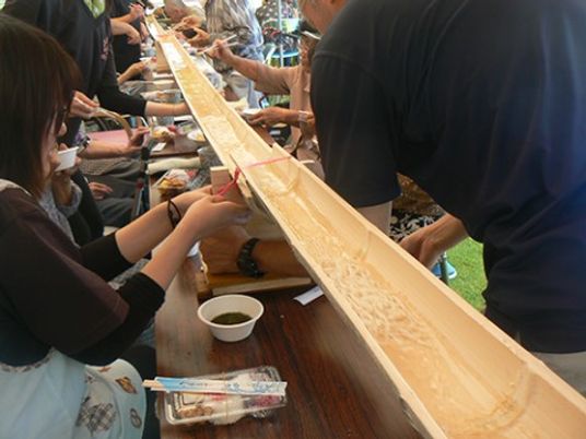長いテーブルでのそうめん流し