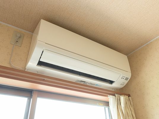 室内に取り付けられたエアコン