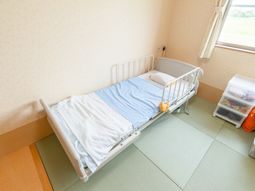 和室に設置されたベッド