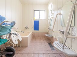 清潔な介護用浴室