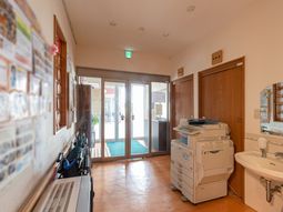 入り口付近の明るい空間