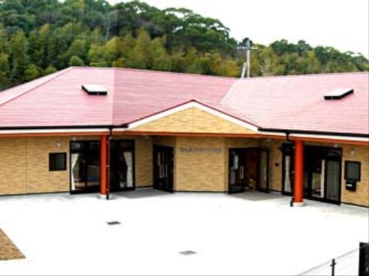 広々とした外観の施設