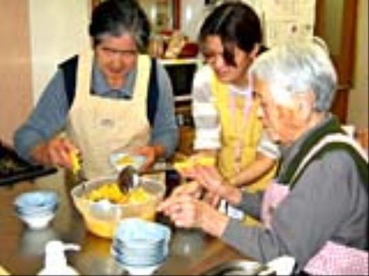 笑顔で支援するスタッフ