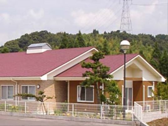 自然に囲まれた施設外観