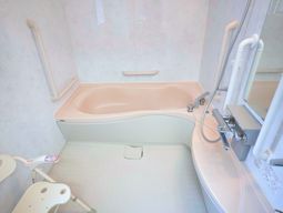 手すり付きの快適な浴室