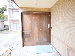 茶色の扉のエントランス
