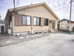 明るい外観の建物
