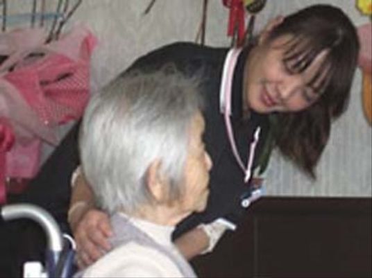 入居者と接するスタッフ