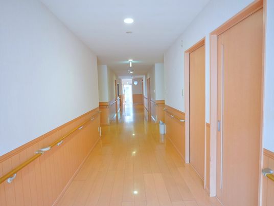 手すり付きの明るい廊下