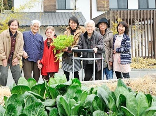 元気な利用者と職員の庭園
