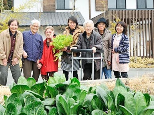 元気な利用者と職員の庭園