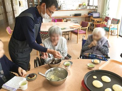 お菓子作りを楽しむ室内