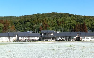 緑に囲まれた建物外観