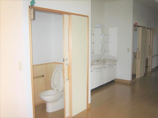 トイレと洗面台のある廊下