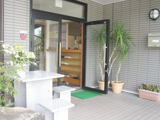 エントランスの明るい風景
