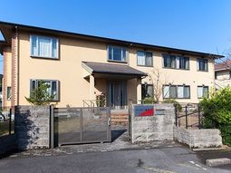 明るい外観の建物エントランス