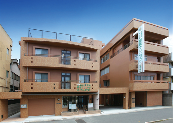 明るく清潔な施設外観