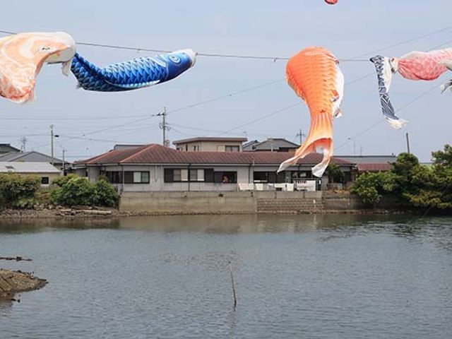 風景と川 中庭 施設の中庭からは、美しい川の流れと鯉のぼりが風に揺れる風景を楽しめます。