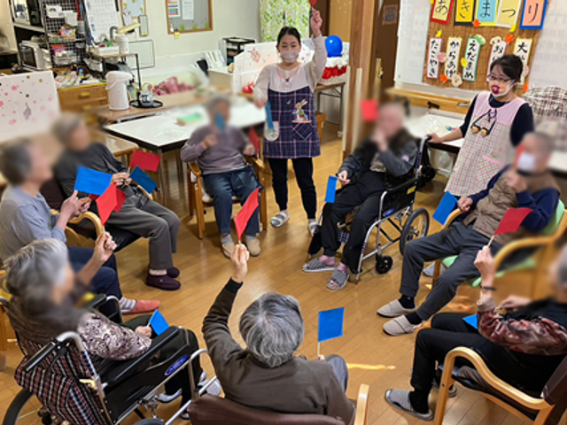 交流する皆さんの様子 多目的室 アクティビティを通じて、ご利用者同士が交流を深めることができる和やかな雰囲気です。